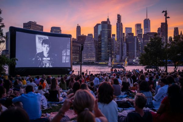Comment planifier une soirée de cinéma en plein air dédiée aux films d'animation classiques ?