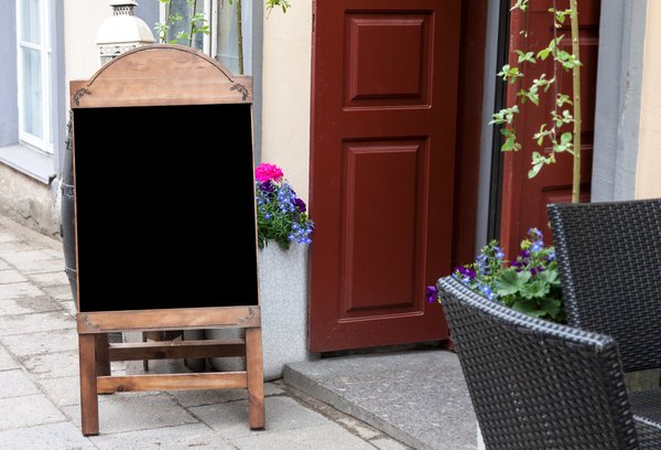 Porte de restaurant : choisir le bon porte-menu pour séduire